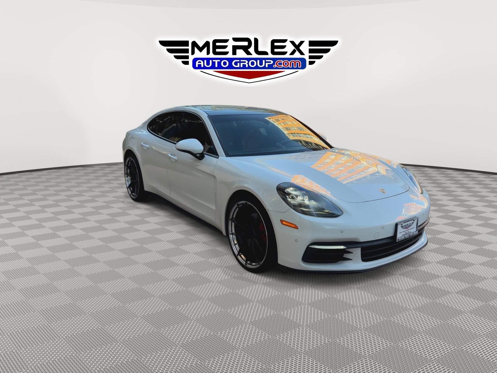 Used 2018 Porsche Panamera RWD image 2
