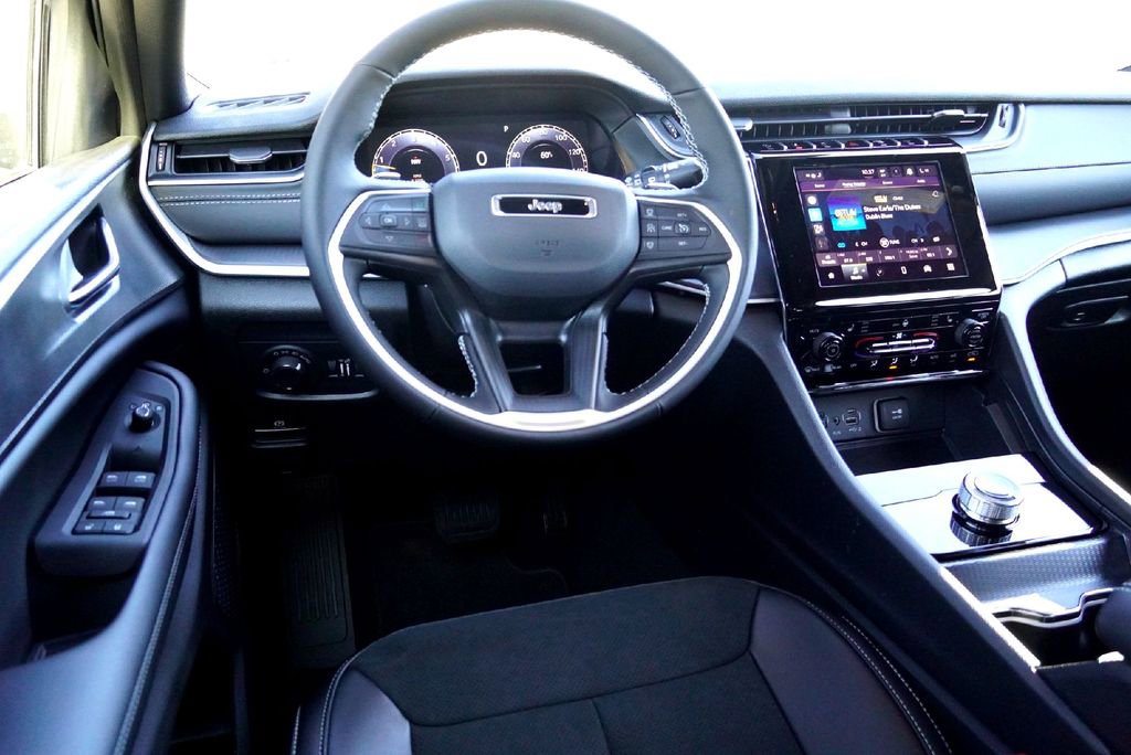 New 2025 Jeep Grand Cherokee L Altitude image 25