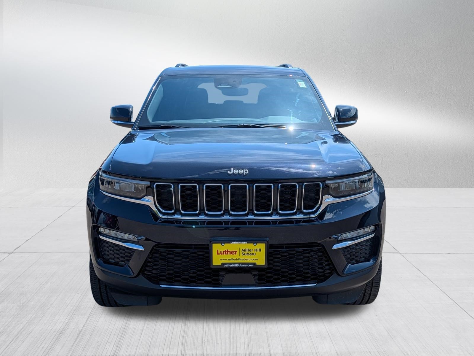 Used 2024 Jeep Grand Cherokee Limited w/ Trailer Tow Package AWD/4WD image 2