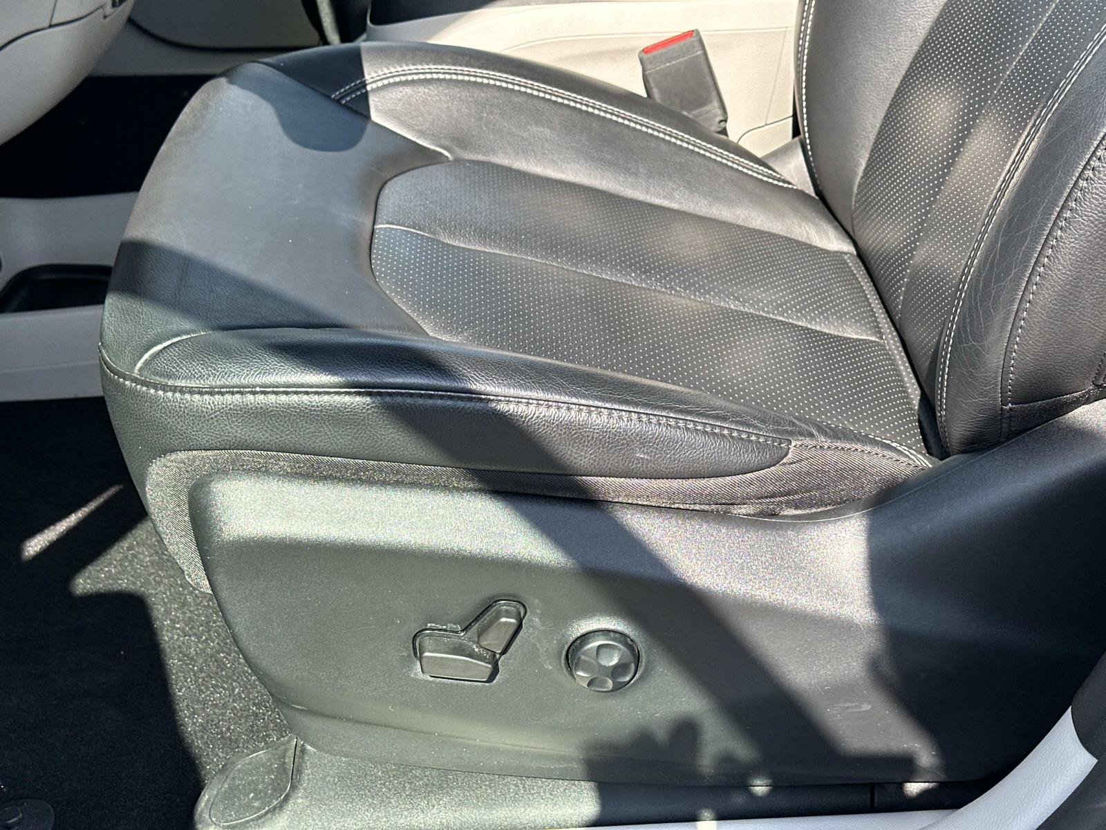 Used 2022 Chrysler Pacifica Touring-L FWD image 17