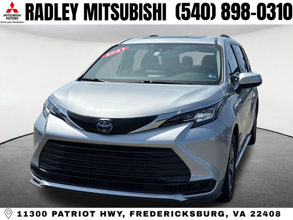 Used 2021 Toyota Sienna LE w/ LE Plus Package image 1