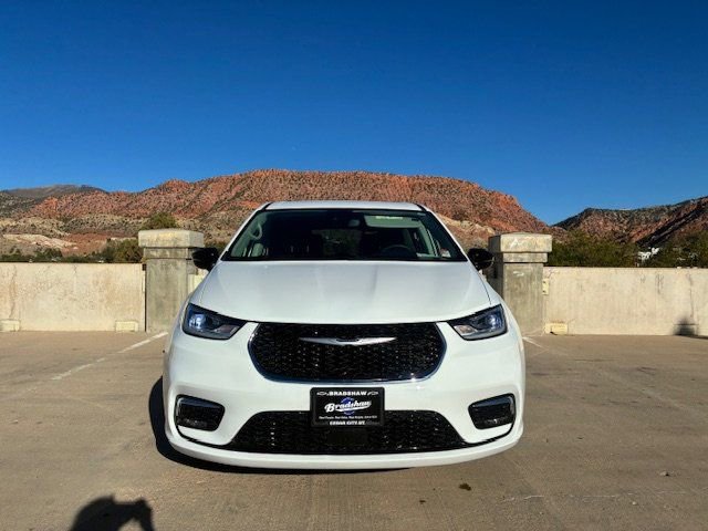 Used 2024 Chrysler Pacifica Touring-L image 5