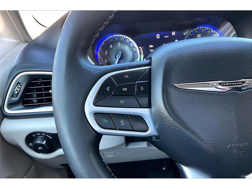 Used 2024 Chrysler Pacifica Touring-L FWD image 11