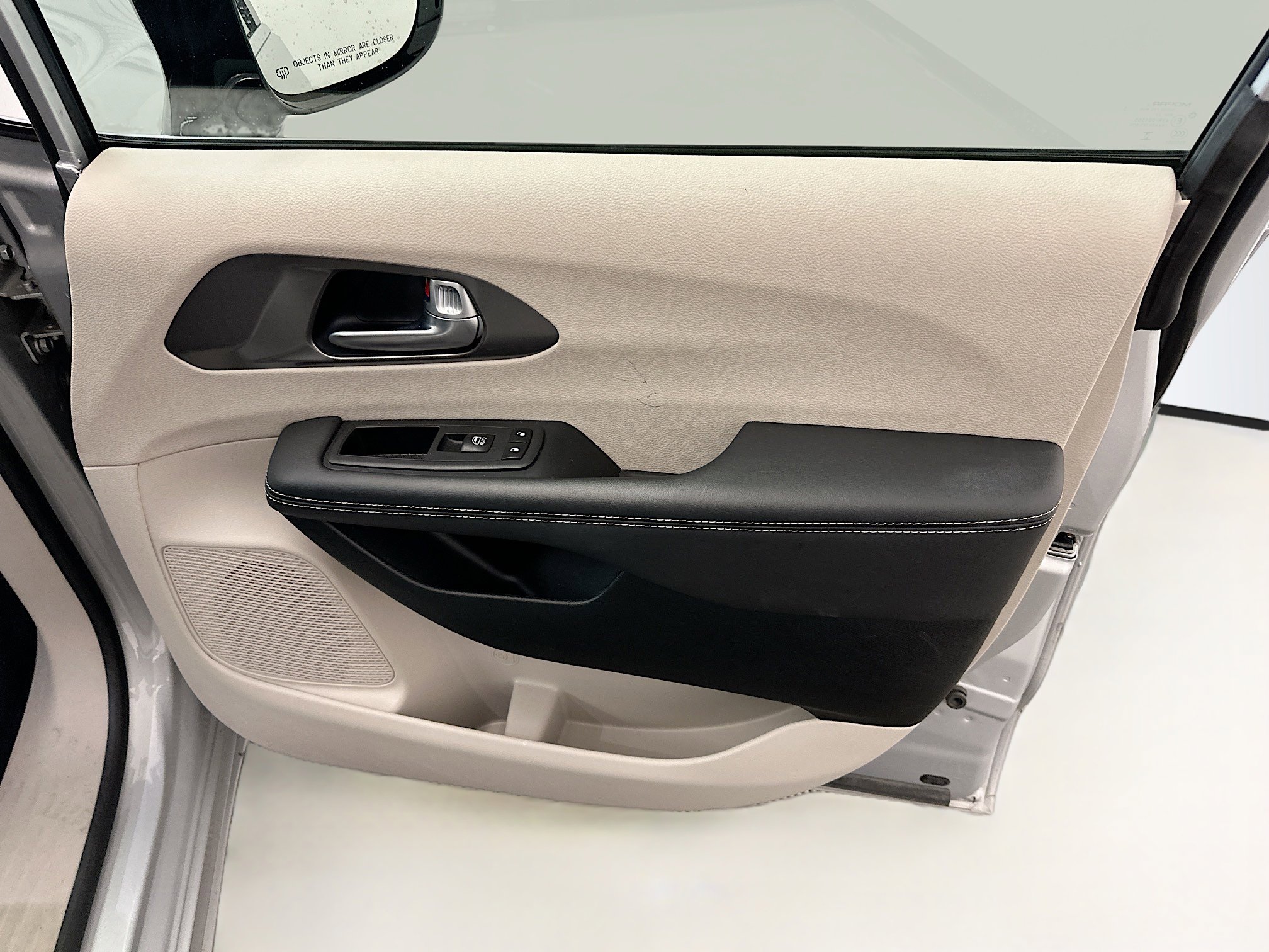 Used 2024 Chrysler Pacifica Touring-L image 34