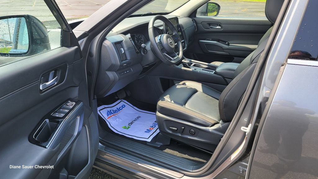 Used 2025 Nissan Pathfinder SL FWD image 18