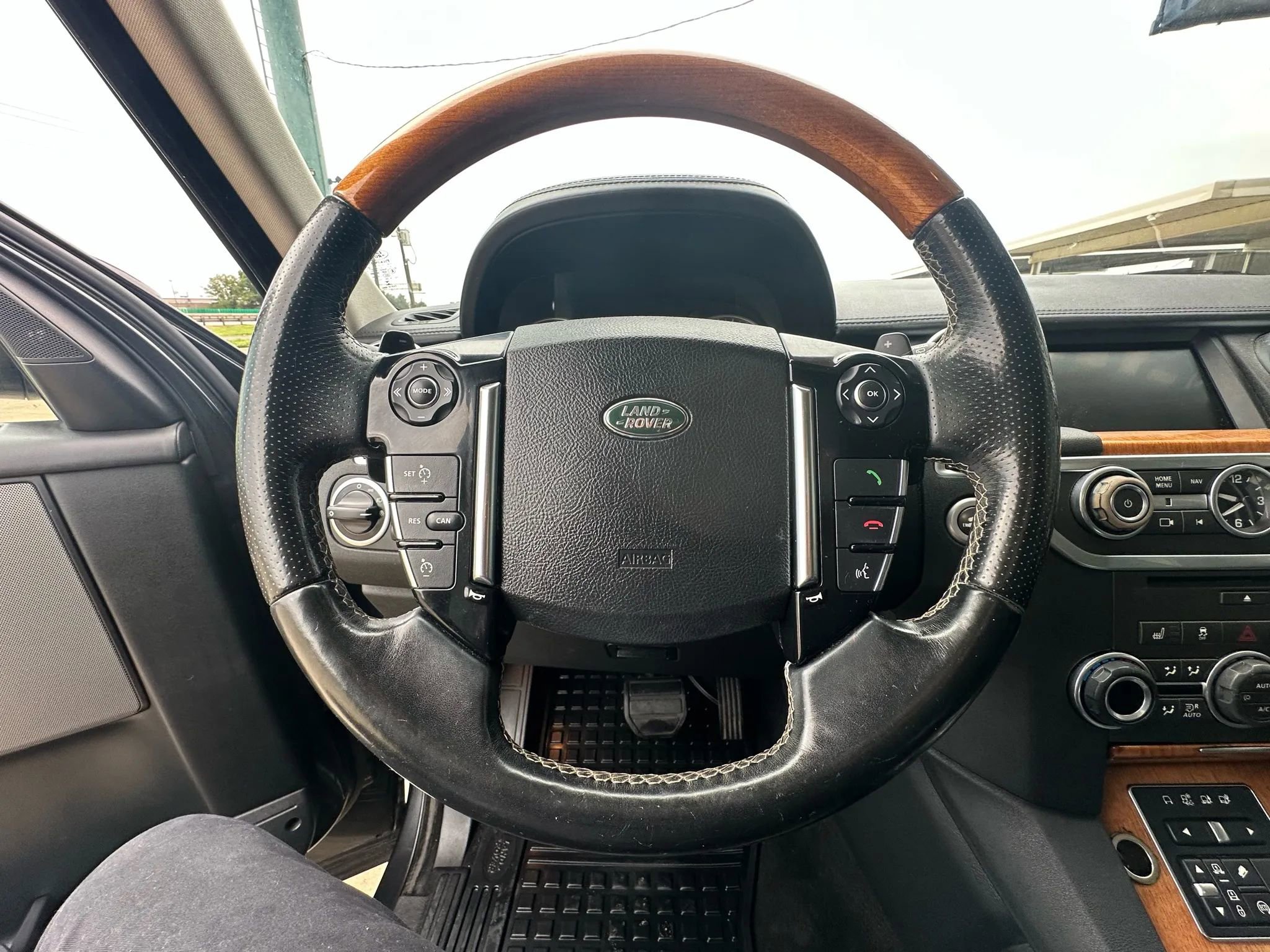 Used 2015 Land Rover LR4 HSE LUX image 25