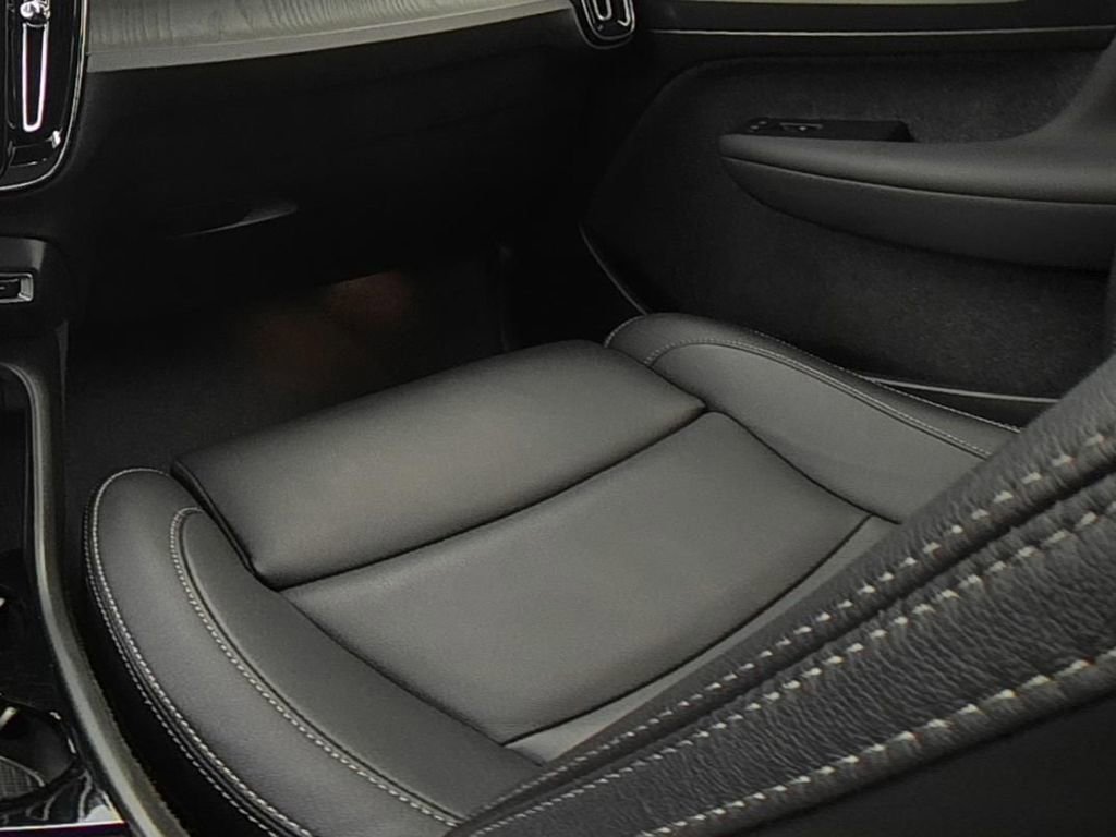 Used 2025 Volvo XC40 B5 Plus image 20