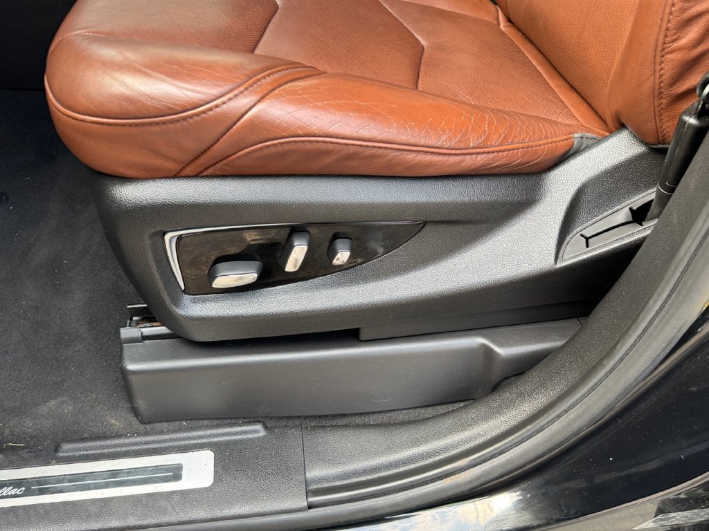 Used 2019 Cadillac Escalade Premium Luxury AWD/4WD image 17