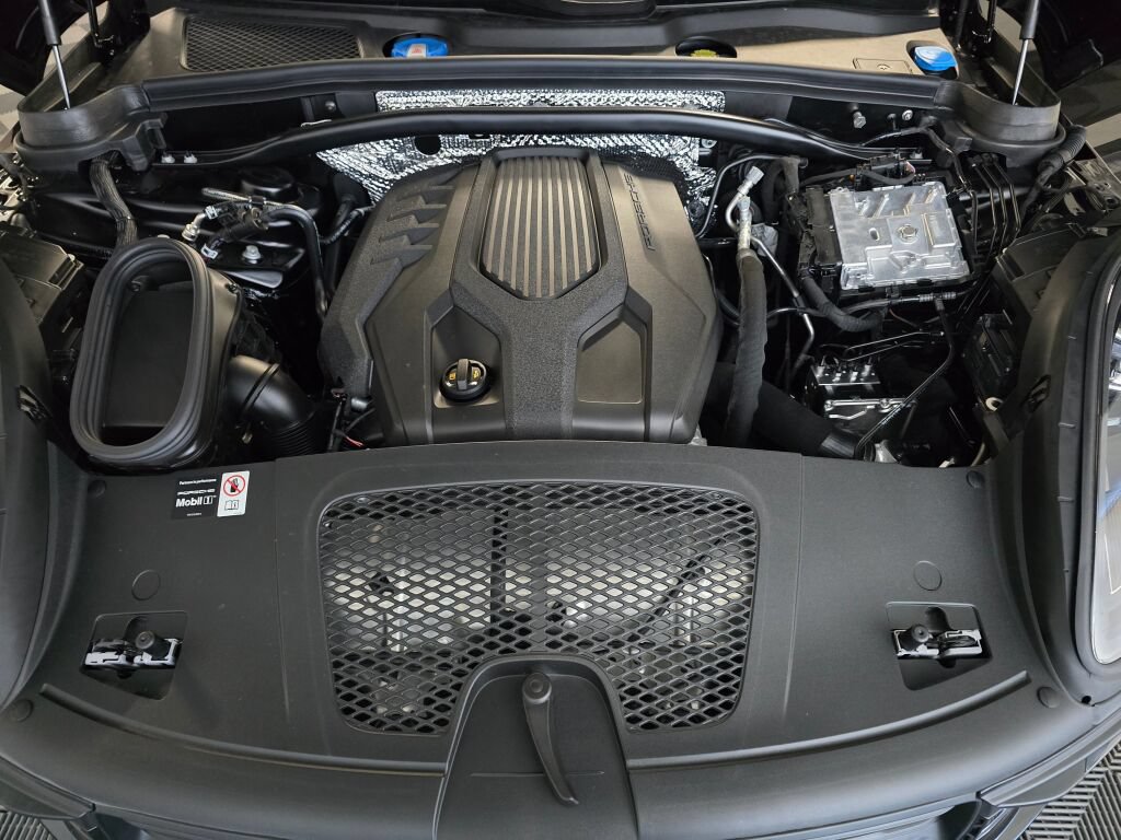Certified 2026 Porsche Macan AWD/4WD image 11