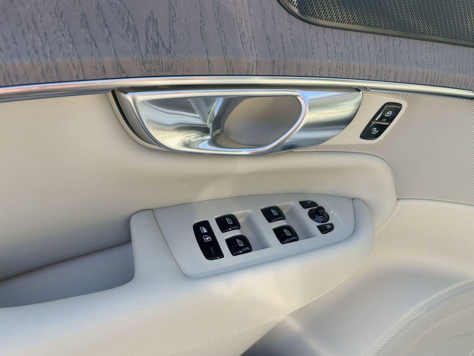 New 2026 Volvo XC90 T8 Ultra w/ Protection Package Premier image 12