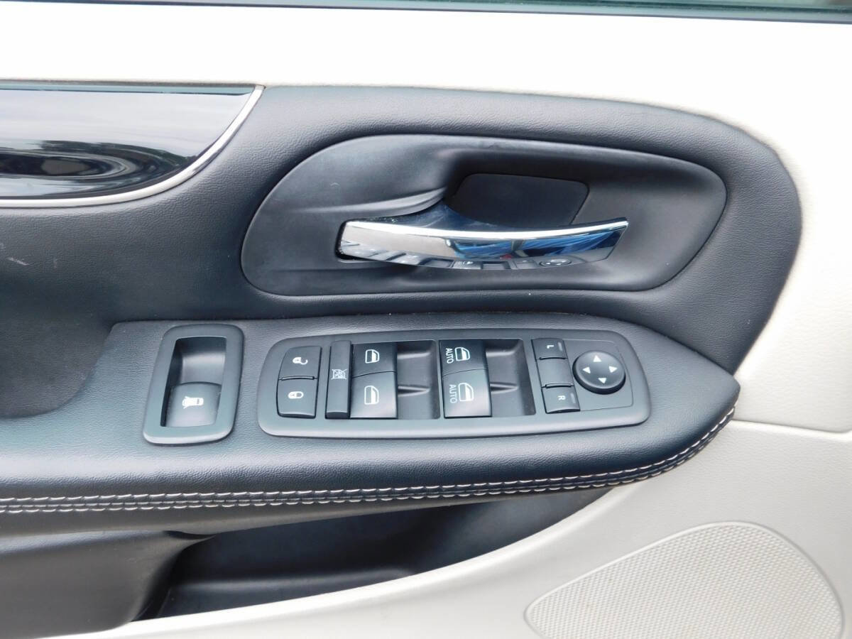 Used 2018 Dodge Grand Caravan SXT image 20