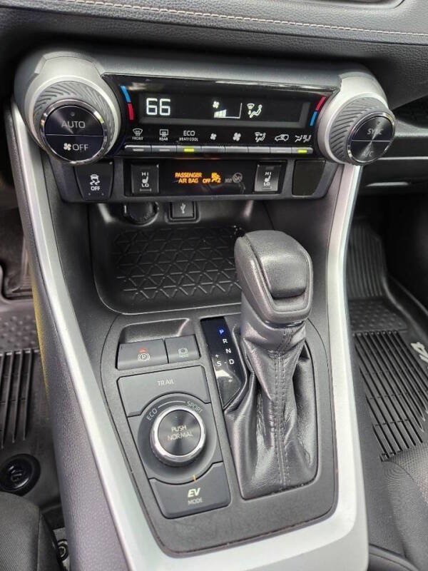 Used 2020 Toyota RAV4 XLE w/ Convenience Package image 21