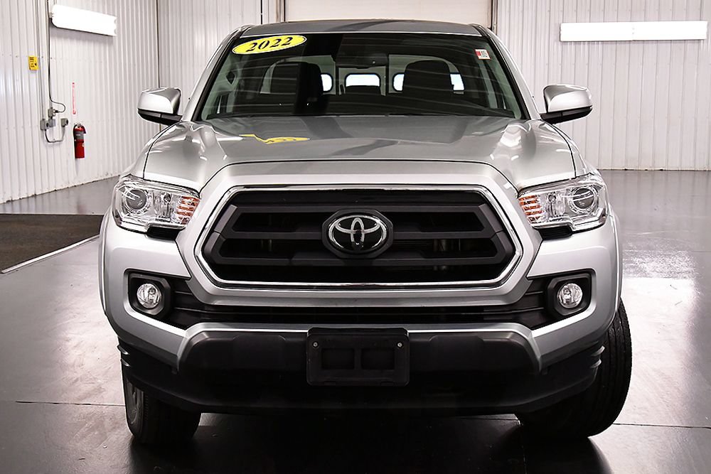 Used 2022 Toyota Tacoma SR5 AWD/4WD image 2