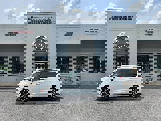 New 2023 Chrysler Pacifica Touring-L