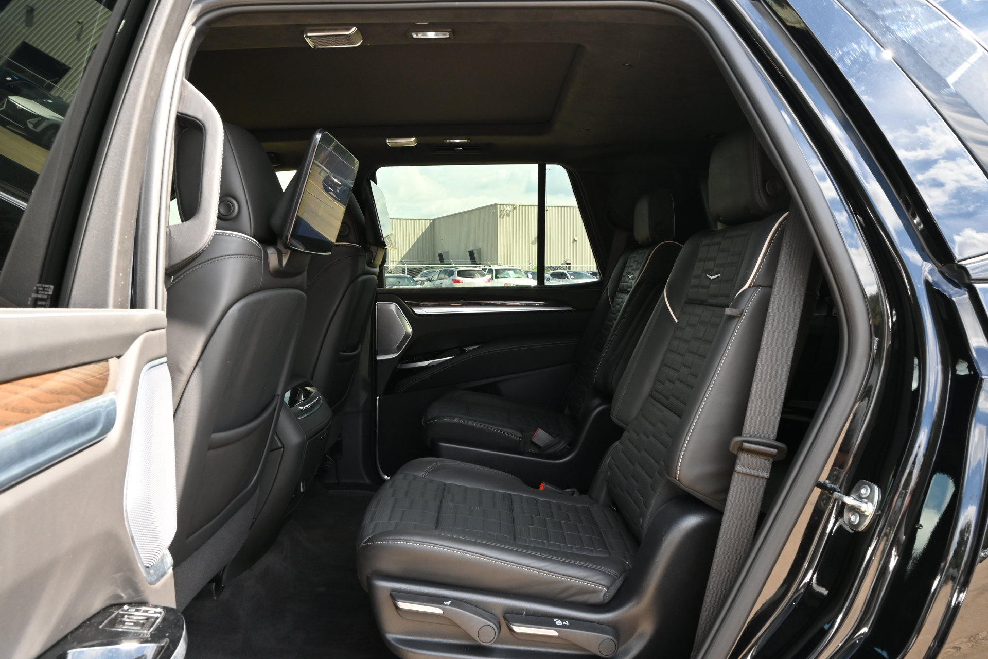 Used 2025 Cadillac Escalade Sport Platinum w/ LPO, Floor Liner Package AWD/4WD image 21