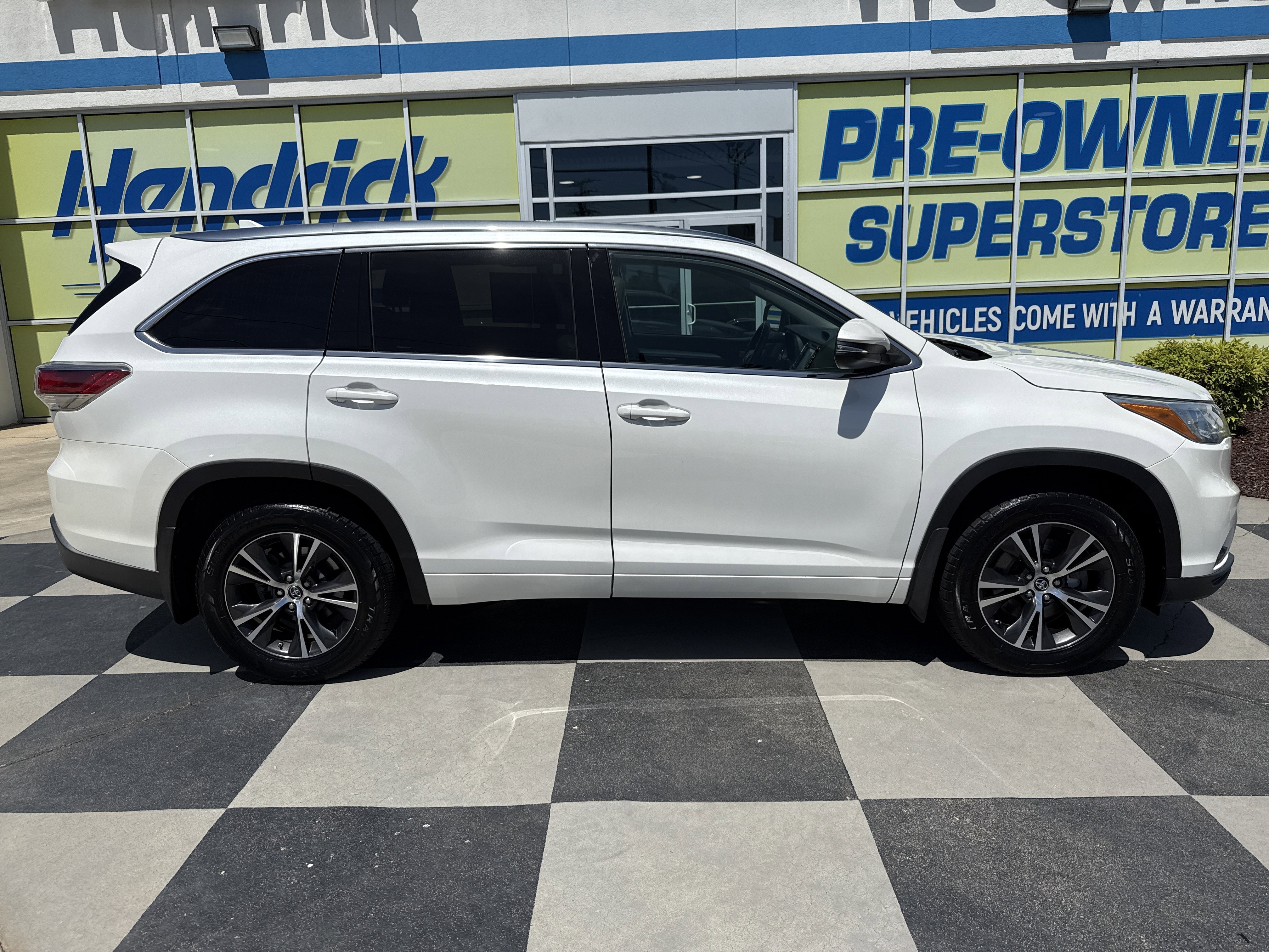 Used 2016 Toyota Highlander XLE AWD/4WD image 11