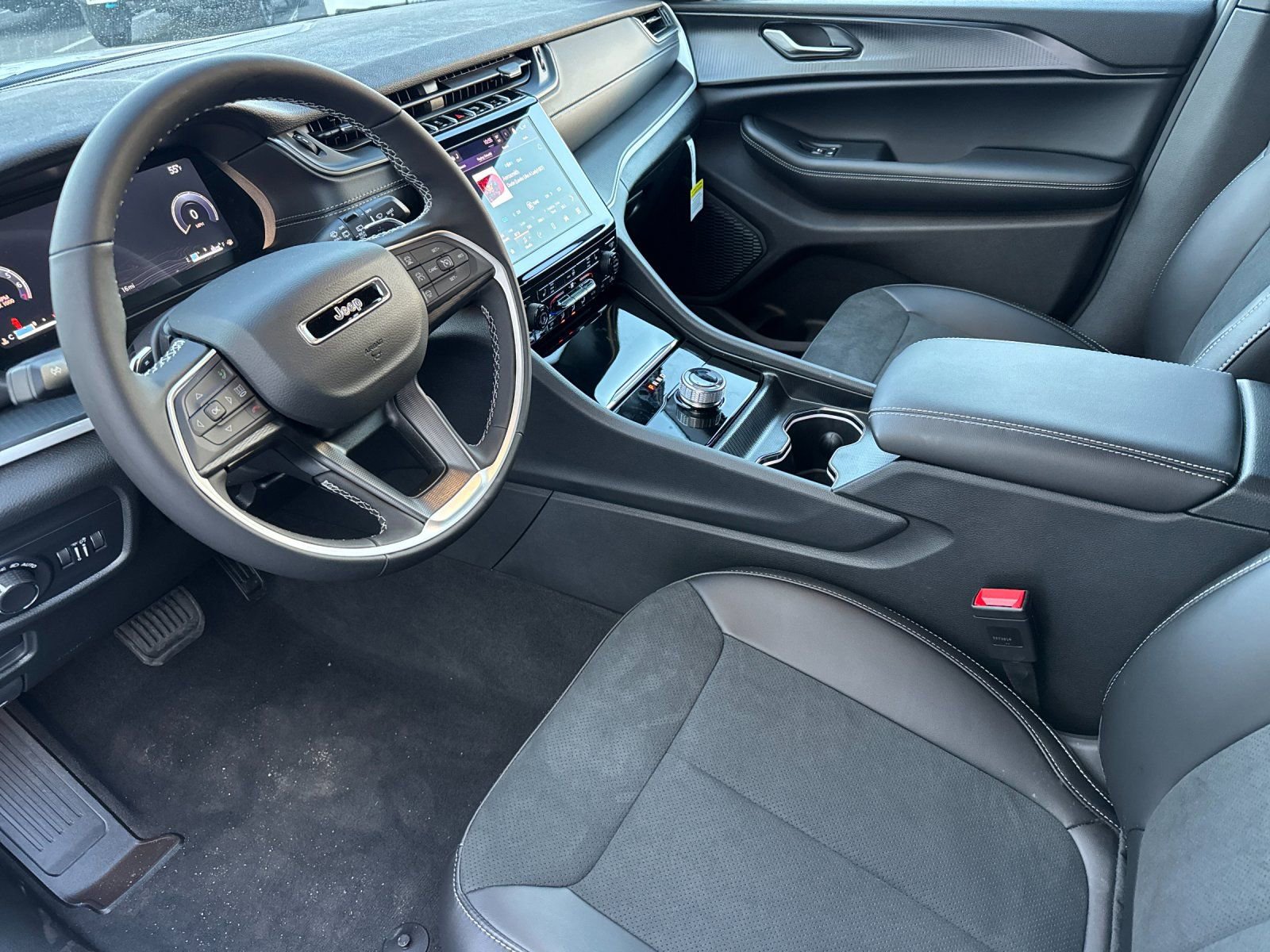 New 2025 Jeep Grand Cherokee Altitude w/ Trailer Tow Package image 10