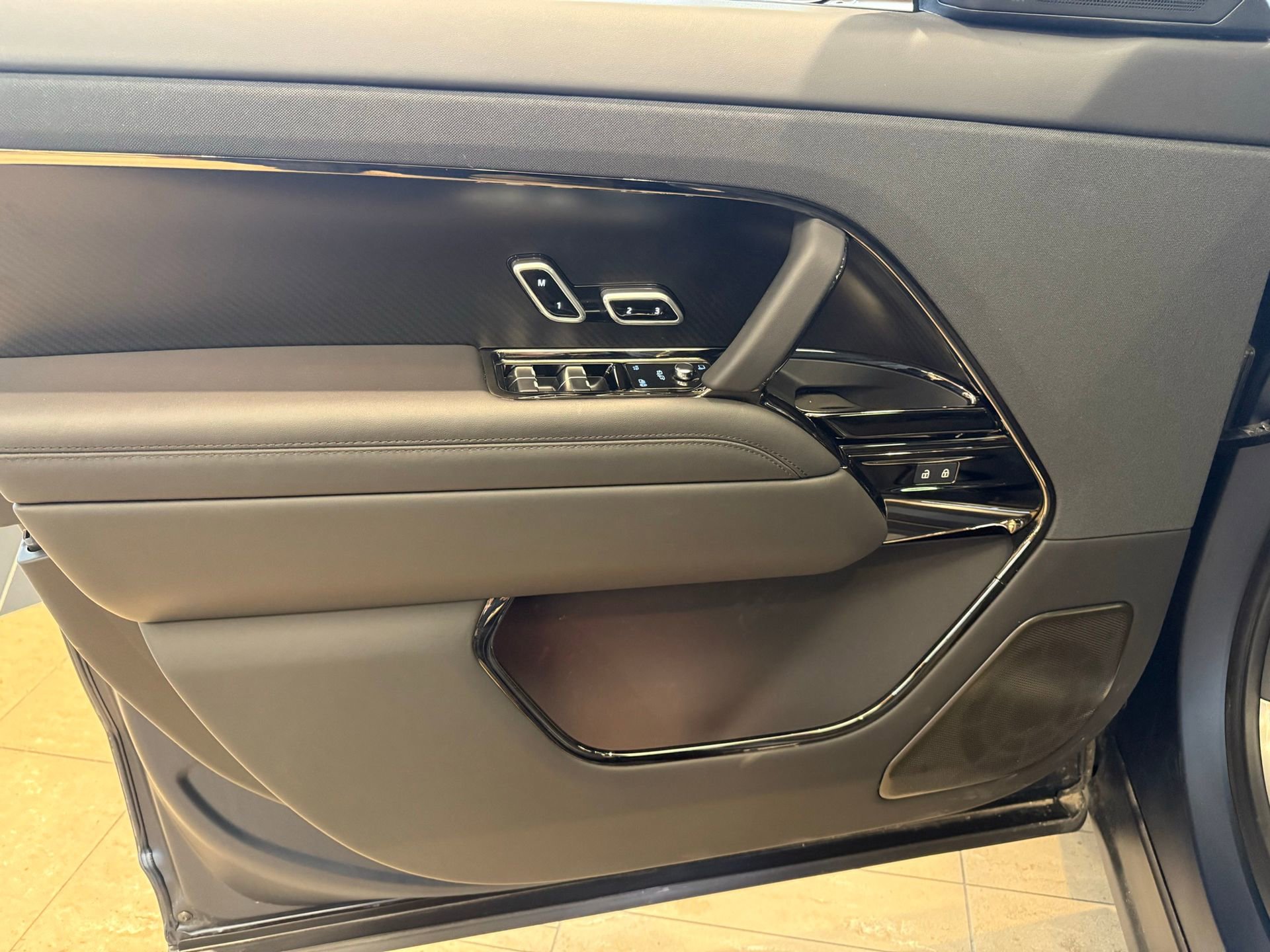 Used 2025 Land Rover Range Rover Sport SV Edition Two image 33