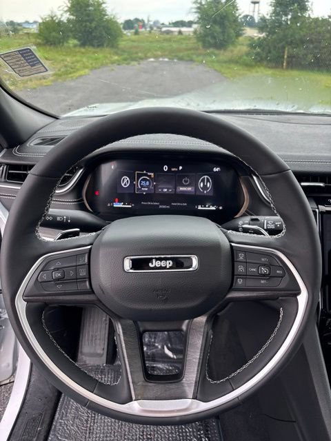 Used 2025 Jeep Grand Cherokee Limited w/ Luxury Tech Group II AWD/4WD image 10