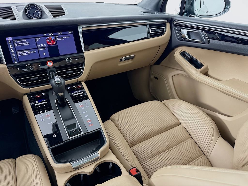 Certified 2025 Porsche Macan image 27