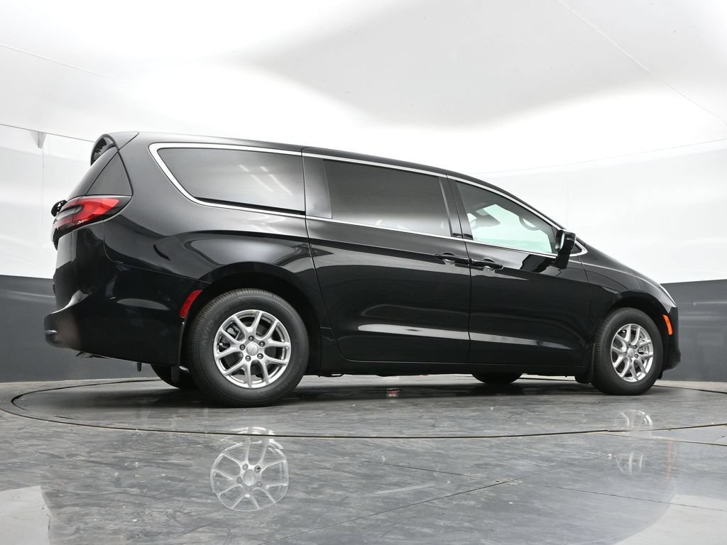 New 2027 Chrysler Pacifica Select FWD image 35
