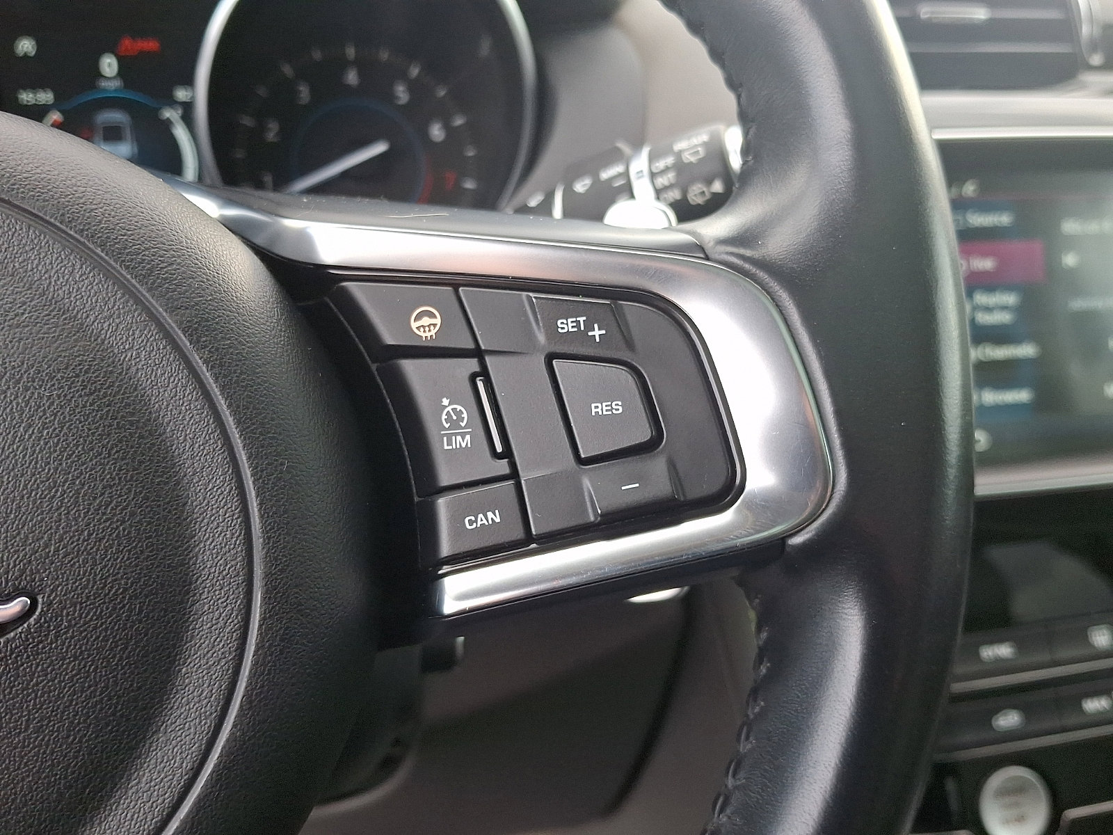 Used 2018 Jaguar F-PACE R-Sport image 22