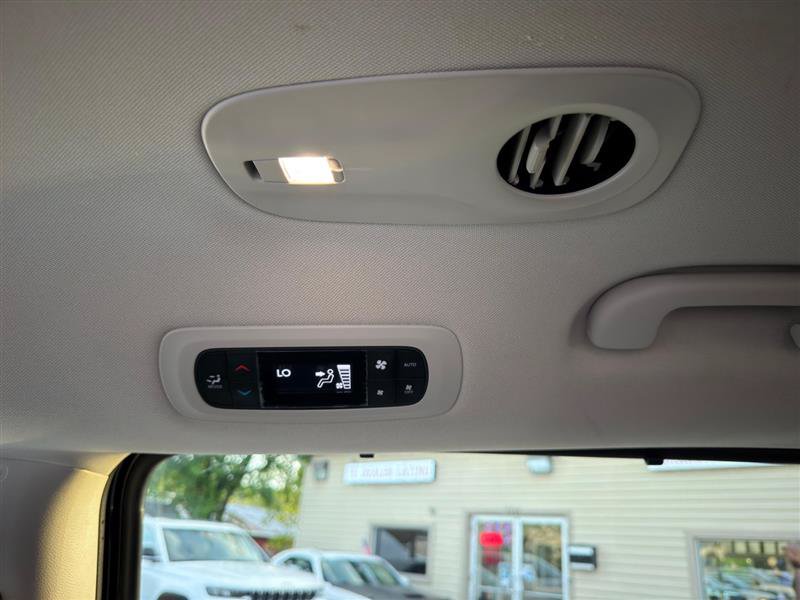 Used 2024 Chrysler Pacifica Touring-L FWD image 20