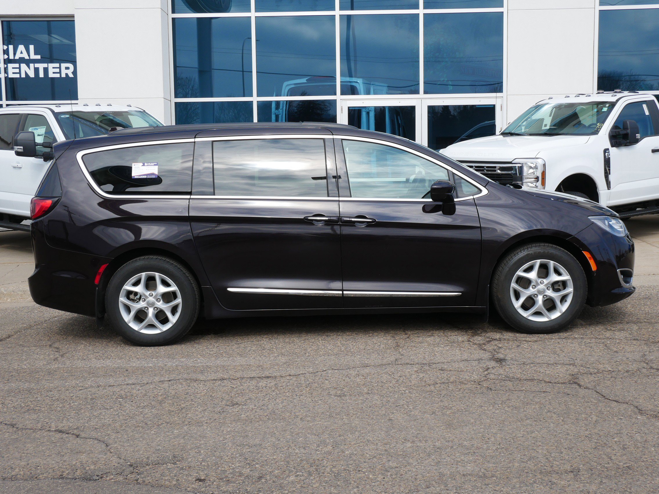 Used 2017 Chrysler Pacifica Touring-L w/ Tire & Wheel Group image 2