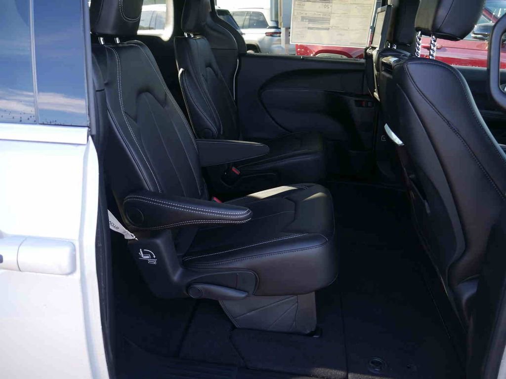 New 2026 Chrysler Pacifica Select image 21