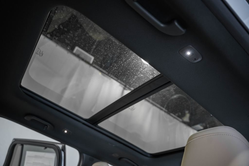 New 2025 Jeep Grand Cherokee Limited w/ Luxury Tech Group II image 33