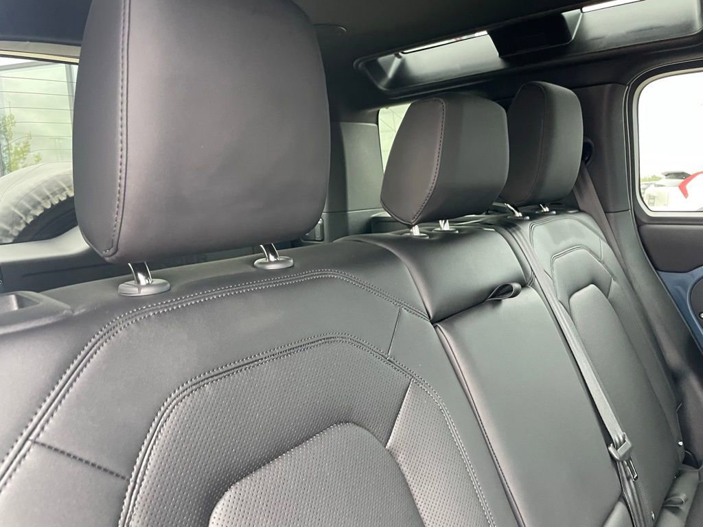 Used 2025 Land Rover Defender 110 X-Dynamic SE image 27