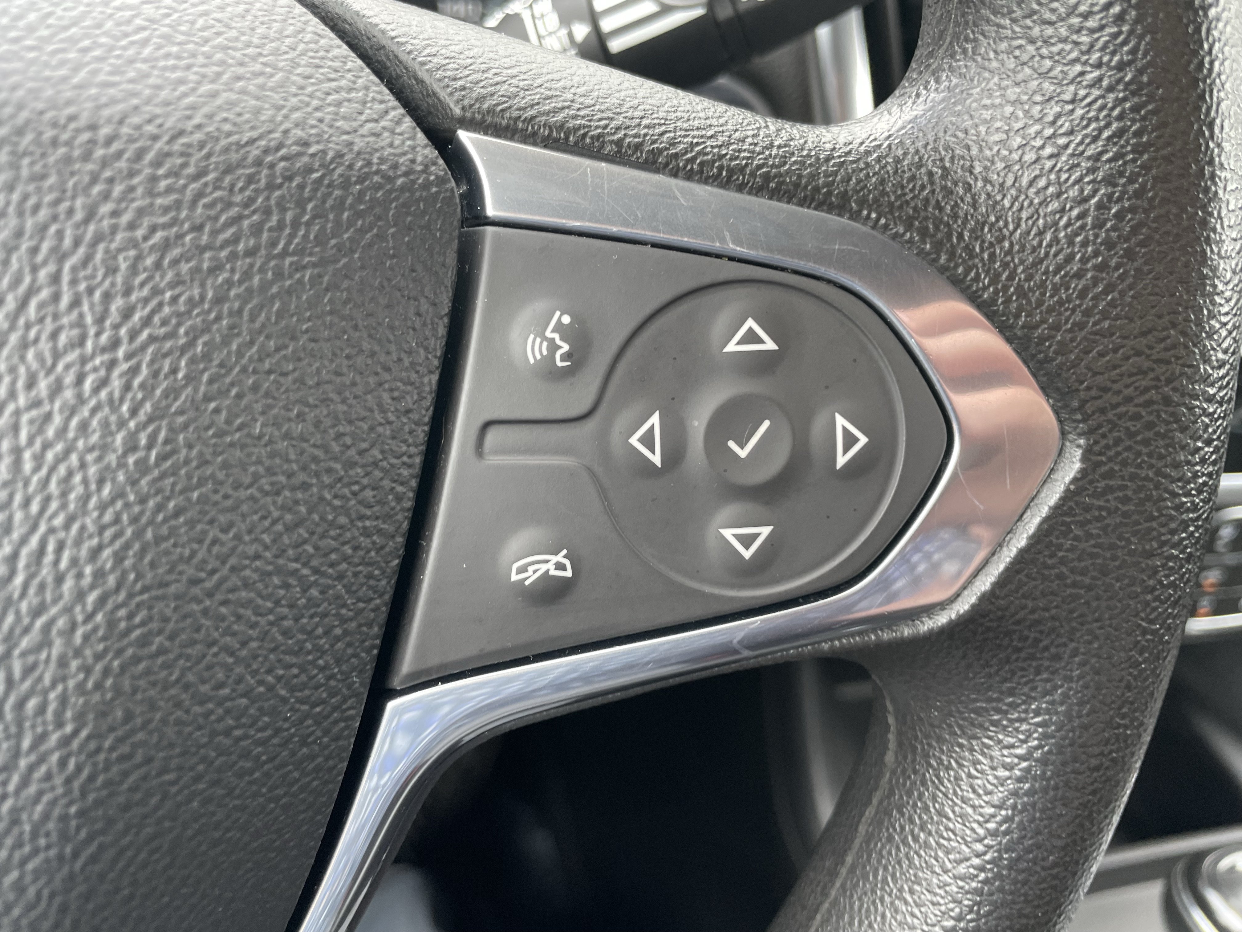Used 2020 Chevrolet Traverse LS AWD/4WD image 16