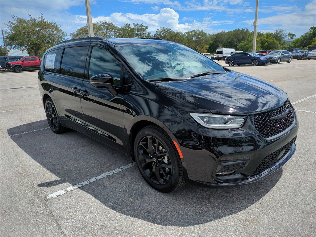 New 2026 Chrysler Pacifica Select w/ S Appearance Package image 2