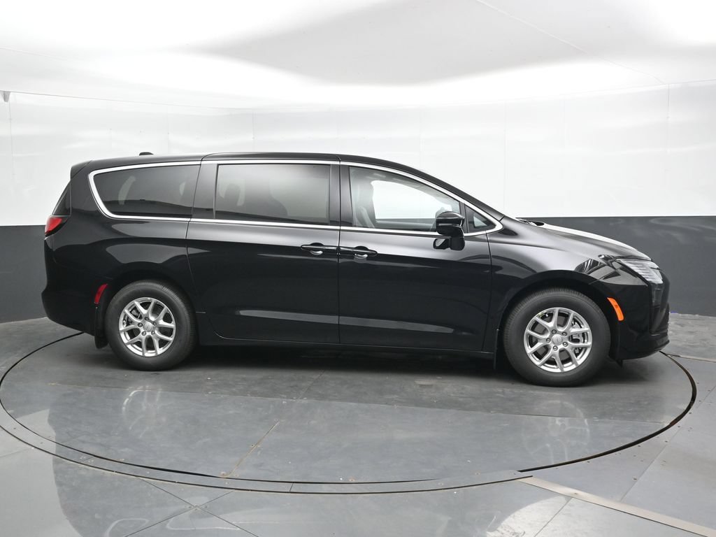 New 2027 Chrysler Pacifica Select FWD image 3