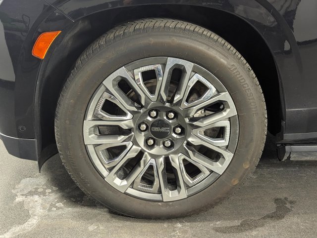Used 2023 GMC Yukon XL Denali Ultimate image 9