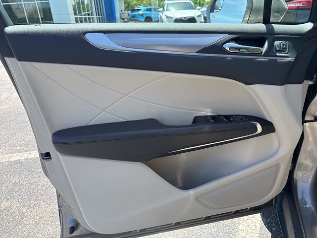 Used 2019 Lincoln MKC Premiere FWD image 11