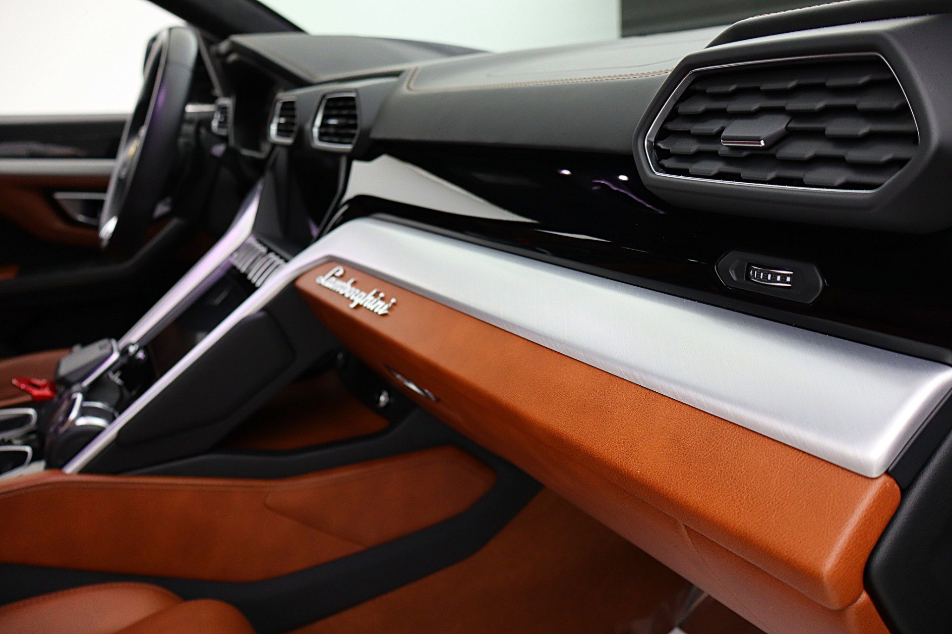 Used 2019 Lamborghini Urus AWD/4WD image 35