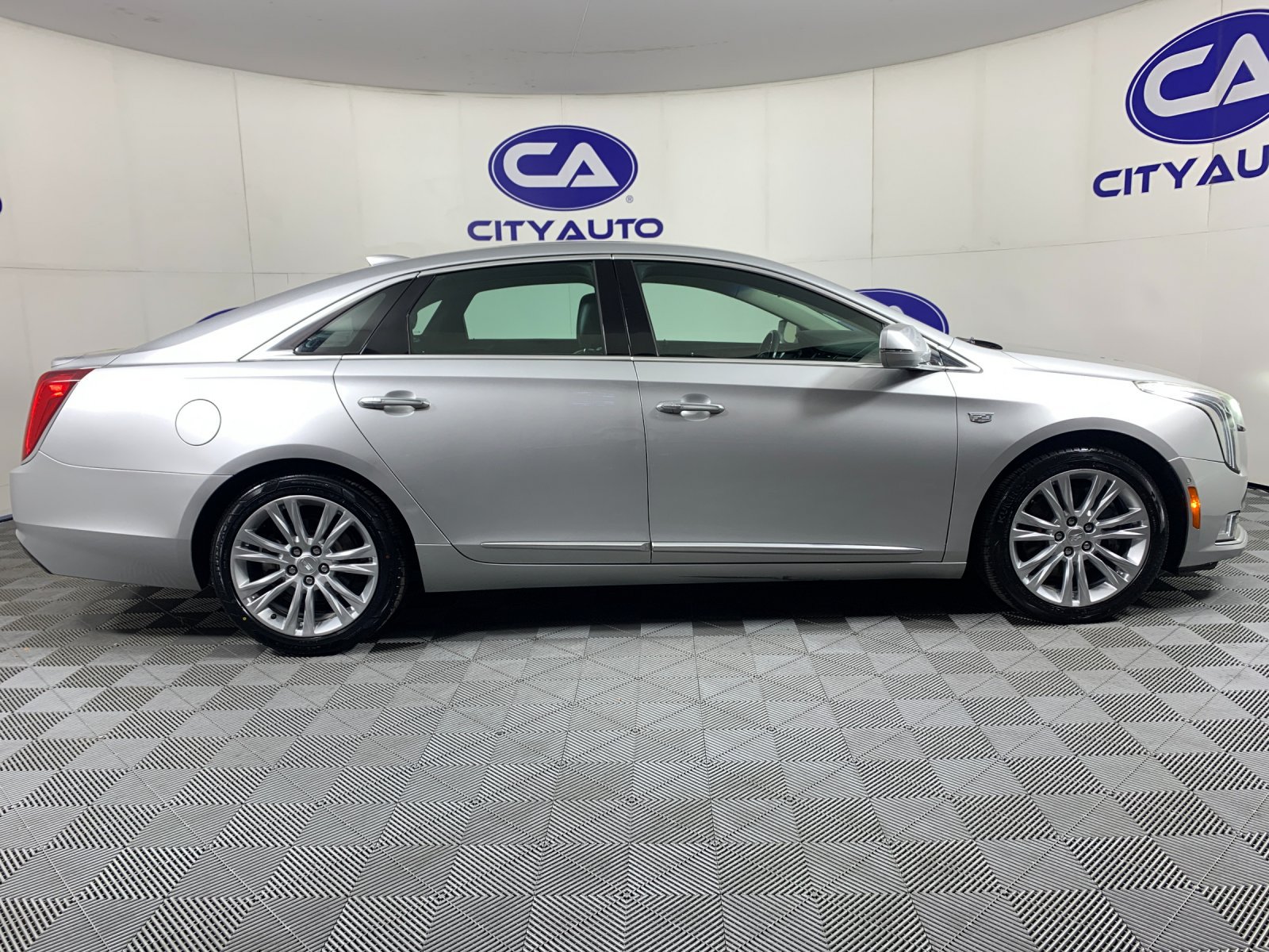 Used 2018 Cadillac XTS Luxury FWD image 2