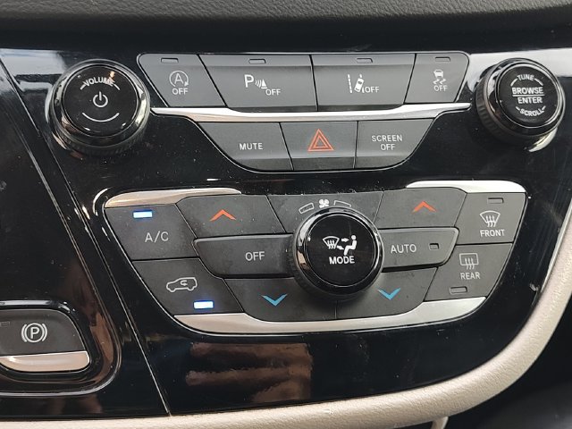 Used 2023 Chrysler Pacifica Touring-L FWD image 18