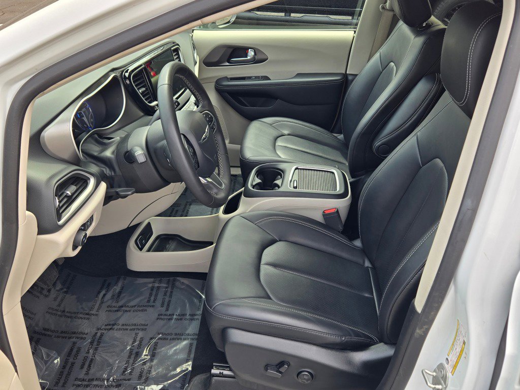 Used 2024 Chrysler Pacifica Touring-L FWD image 22