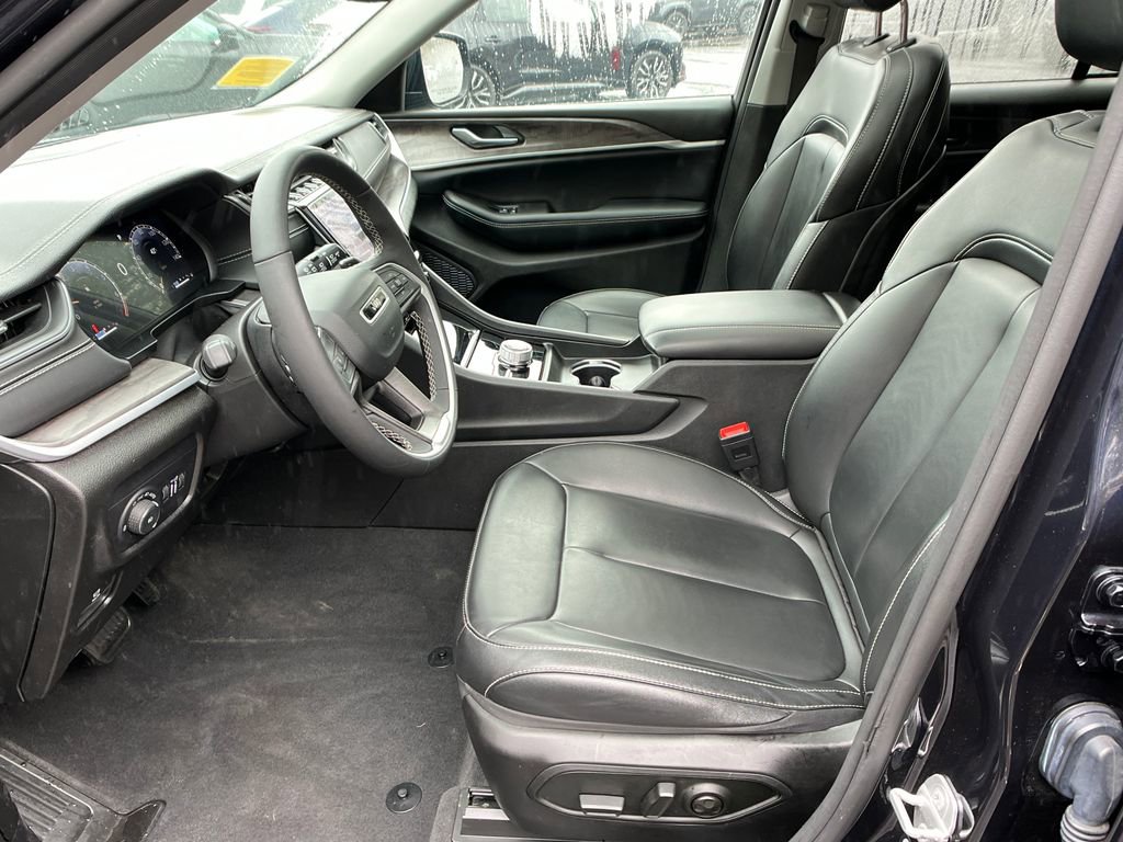 Used 2024 Jeep Grand Cherokee Limited w/ Black Appearance Package image 9