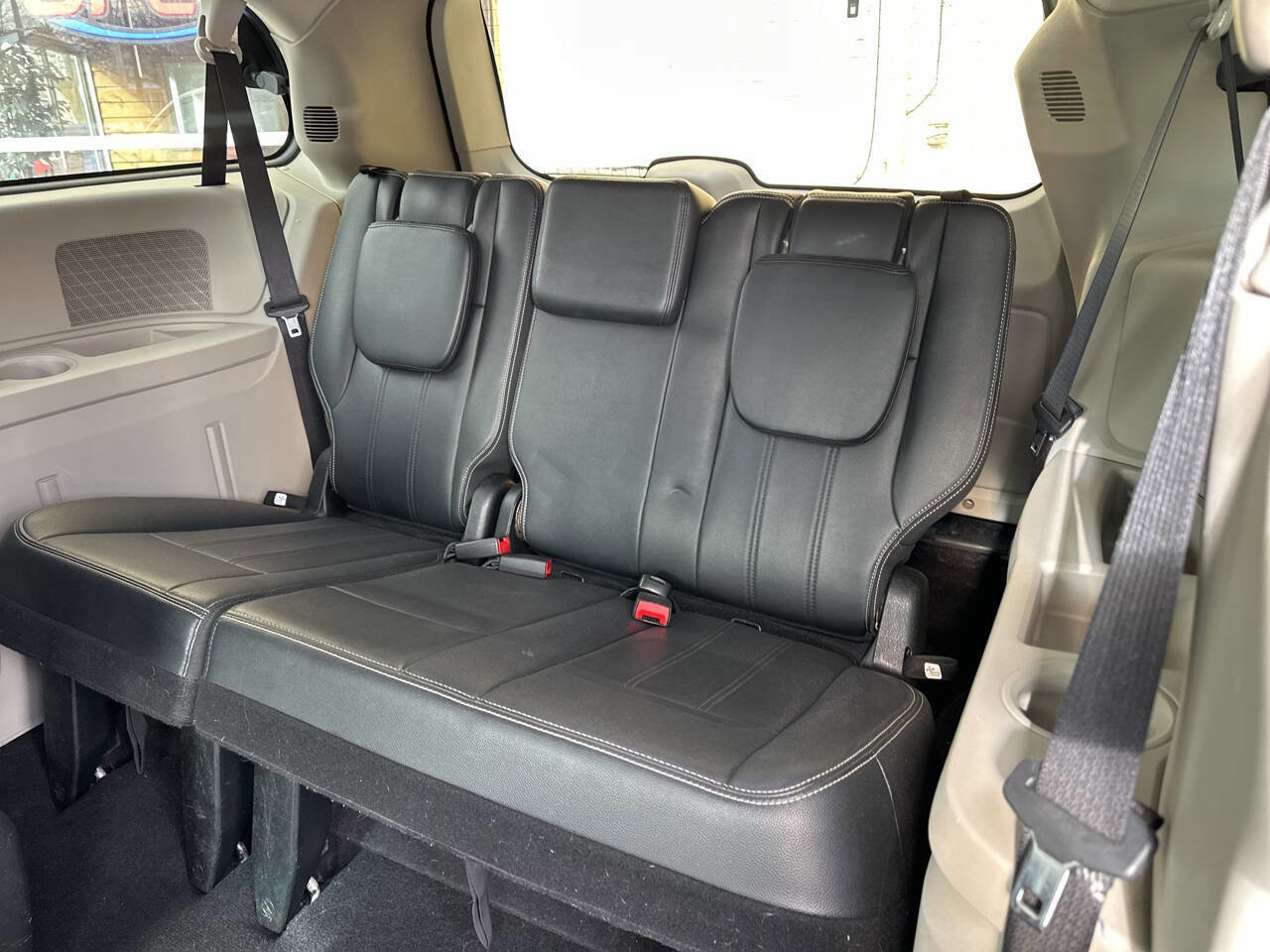 Used 2015 Chrysler Town & Country Touring image 8