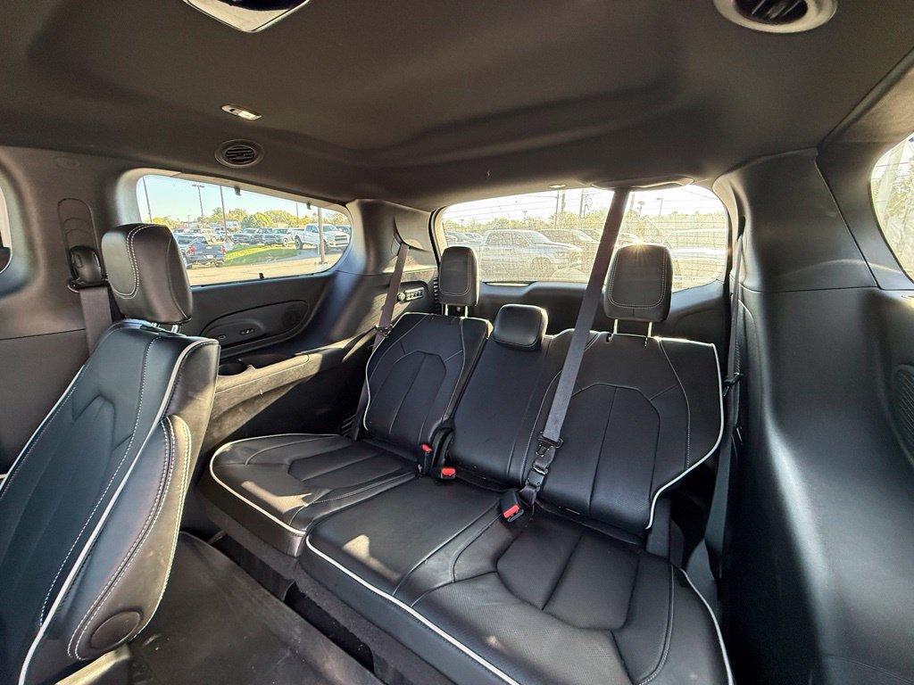 Used 2024 Chrysler Pacifica Limited w/ Uconnect Theater Family Group FWD image 25