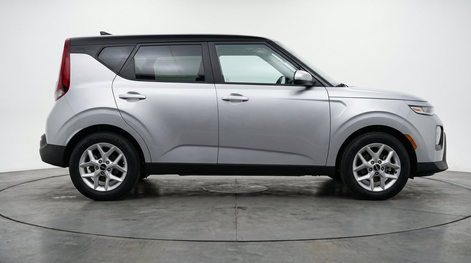Used 2025 Kia Soul LX w/ LX Technology Package FWD image 11