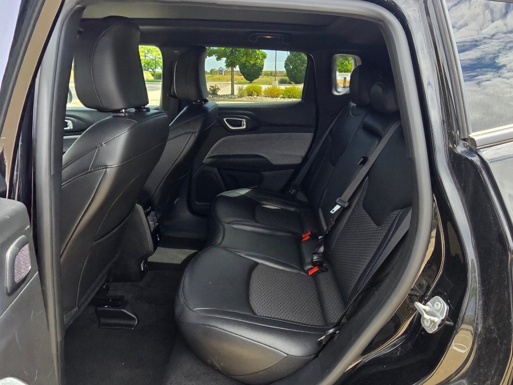 Used 2025 Jeep Compass Latitude w/ Sun & Sound Group AWD/4WD image 15
