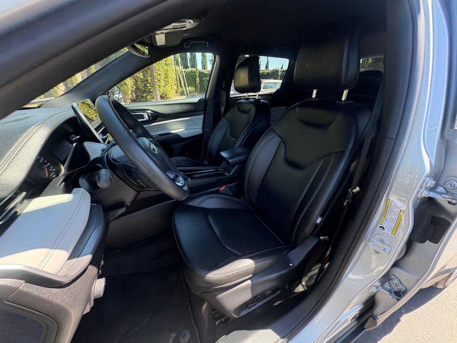 Used 2025 Jeep Compass Limited AWD/4WD image 37