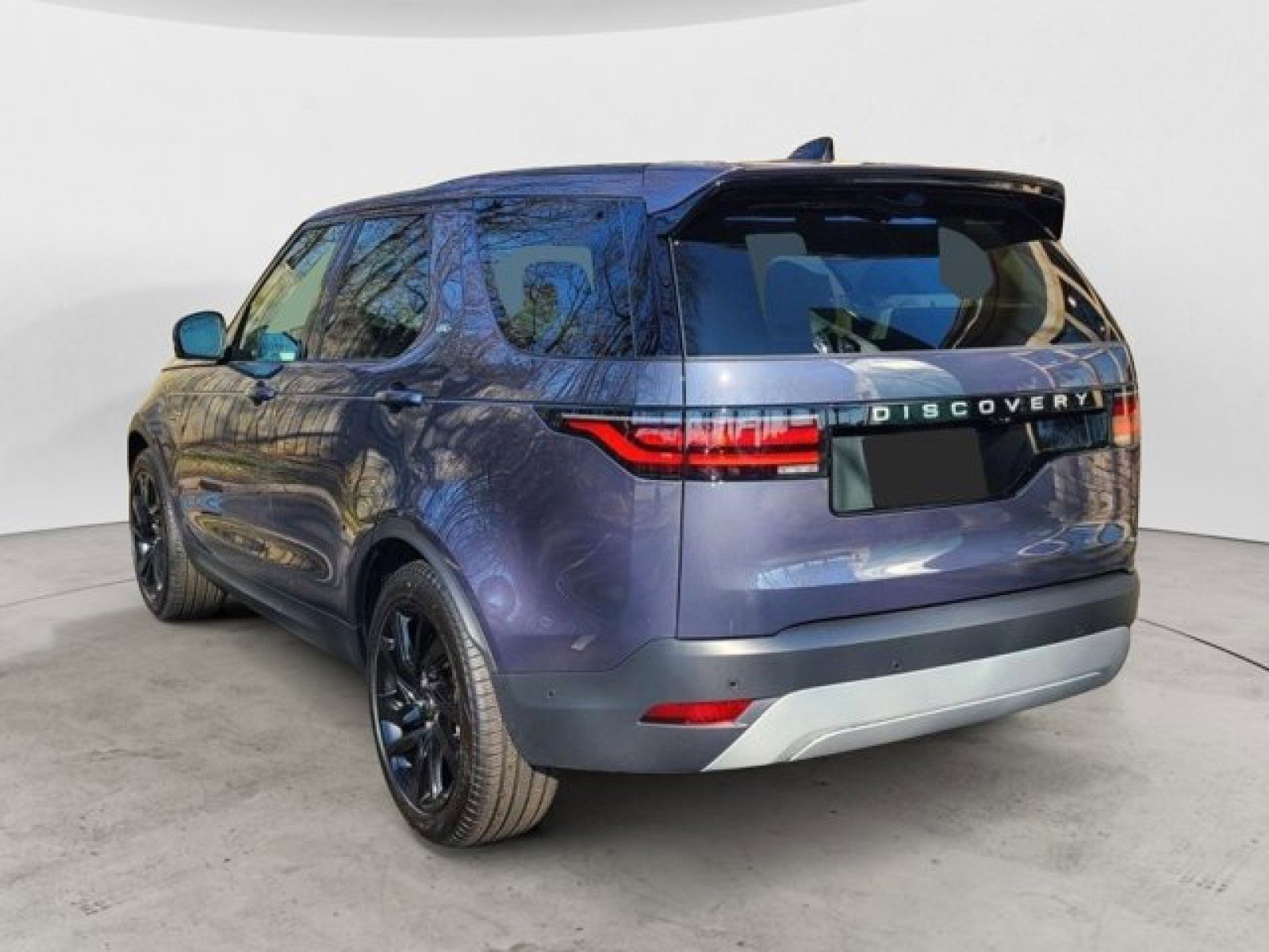 Certified 2024 Land Rover Discovery S image 3