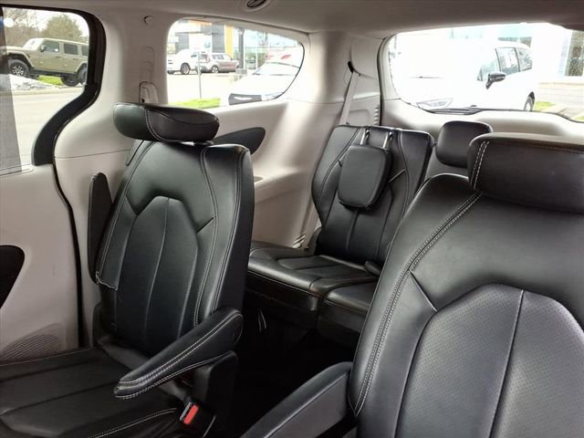 Used 2023 Chrysler Pacifica Touring-L image 18