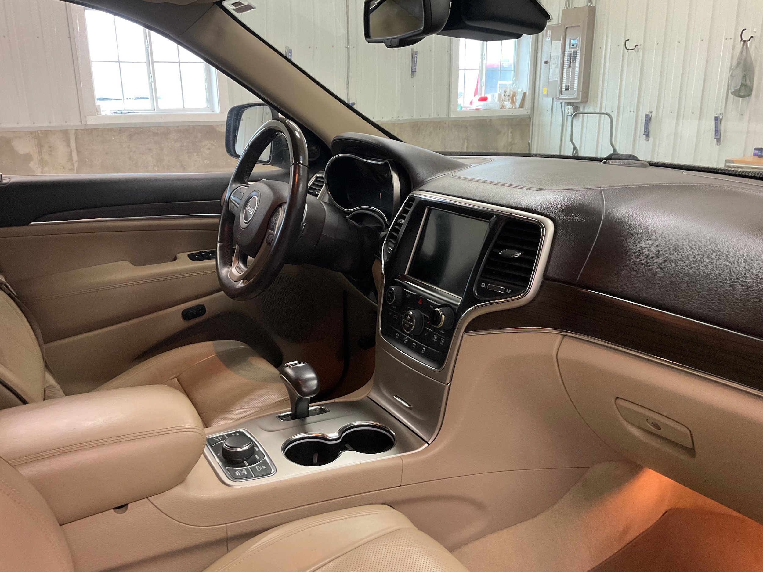 Used 2014 Jeep Grand Cherokee Overland w/ Advanced Technology Group AWD/4WD image 35