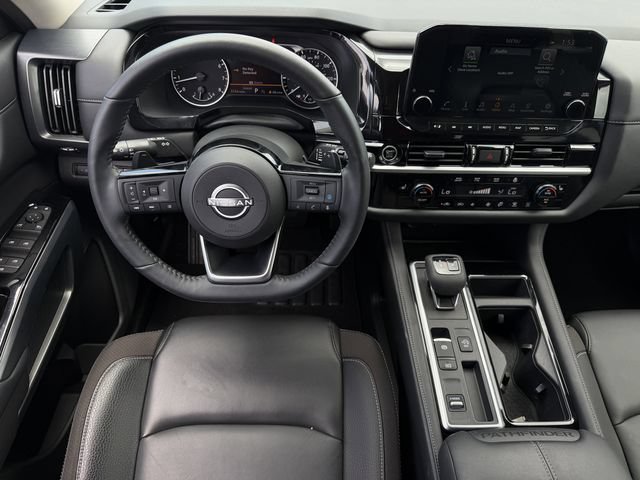 Used 2024 Nissan Pathfinder SL FWD image 12